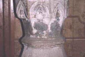 Zabytkowy kościół w Łapanowie - chrzcielnica