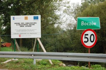 Tablica informacyjna znajdująca się w miejscowości , w której realizowany jest projekt