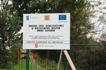 Tablica informacyjna znajdująca się w miejscowości , w której realizowany jest projekt