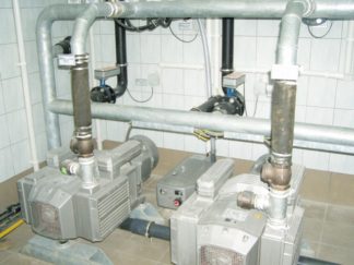 Gotowa aparatura i zamontowane pompy w budynku technicznym